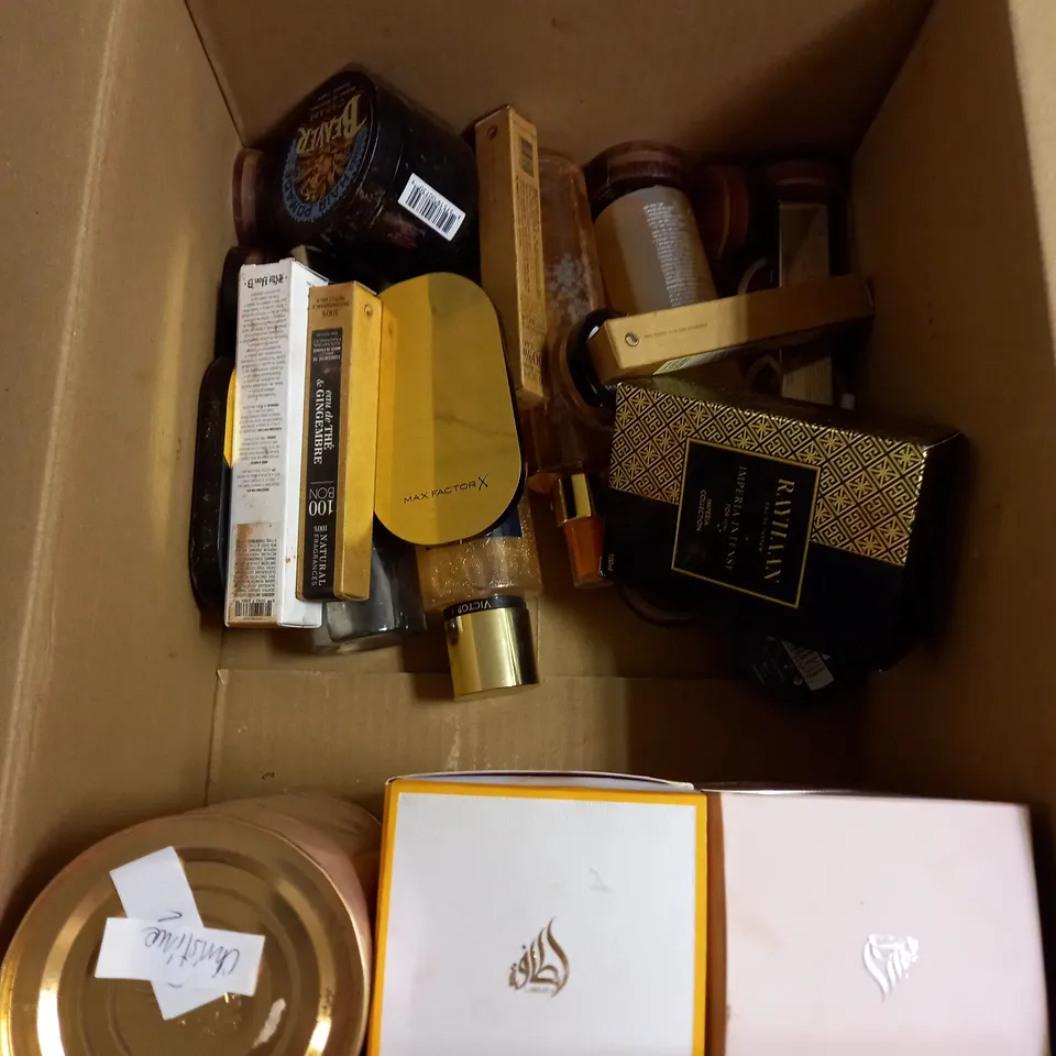 BOX OF APPROX 20 ASSORTED COSMETIC PRODUCTS TO INCLUDE - SOL DE JANEIRO BRAZILIAN KISS LIP BUTTER - CHARLOTTE TILBURY MATTE LIPSTICK IN TELL LAURA - BOXED LALIQUE EAU DE PARFUM 75ML - ETC