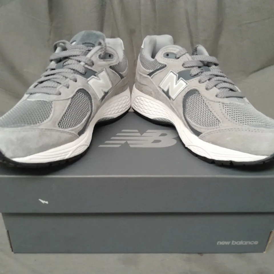 BOXED PAIR OF NEW BALANCE 2002R RUNNING TRAINERS IN GREY/WHITE UK SIZE 5