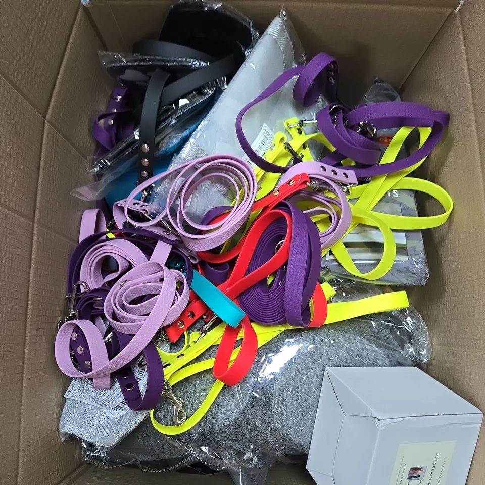 APPROXIMATELY 15 ASSORTED HOUSEHOLD PRODUCTS TO INCLUDE WALKING LEADS, PORCELAIN MUG AND BED SHEETS