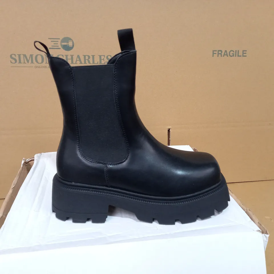 BOXED PAIR OF SIZE 6 PRETTY LITTLE THING BLACK BOOTS