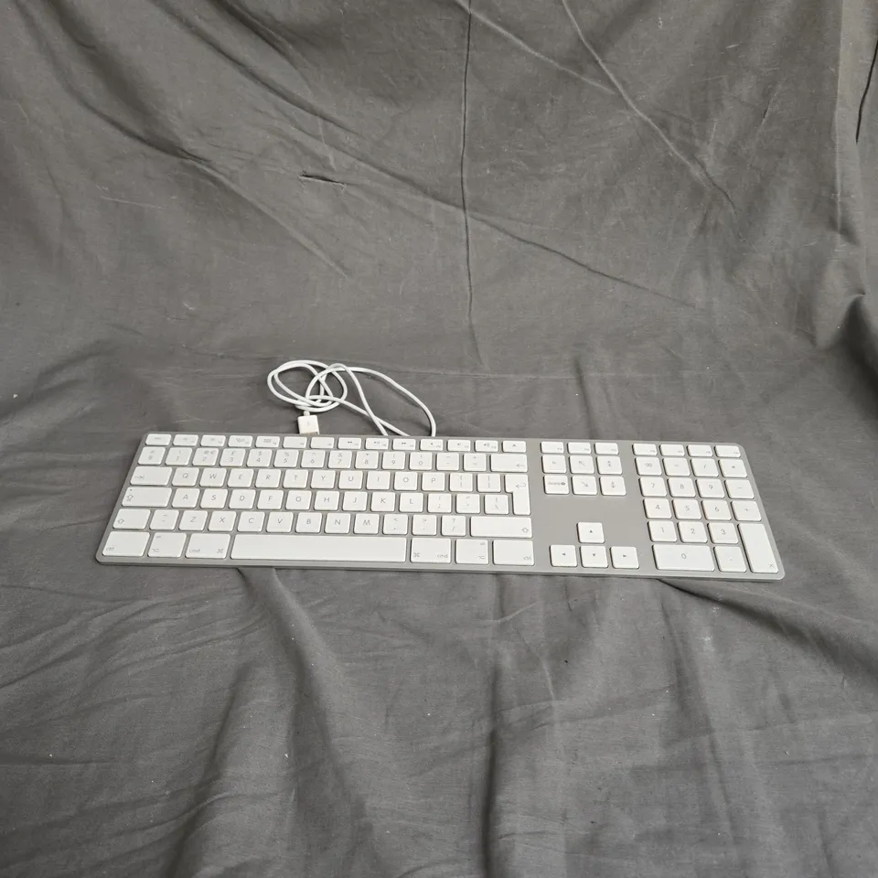 APPLE WIRED KEYBOARD MODEL A1243