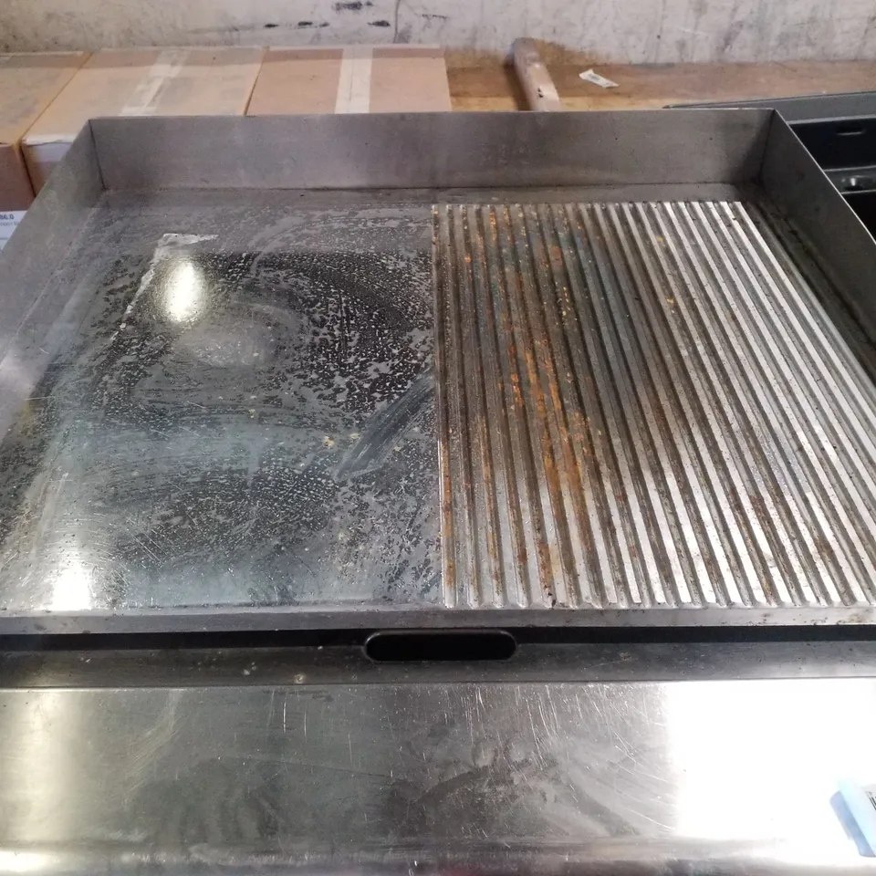 6948A HALF RIBBED FREESTANDING GRIDDLE