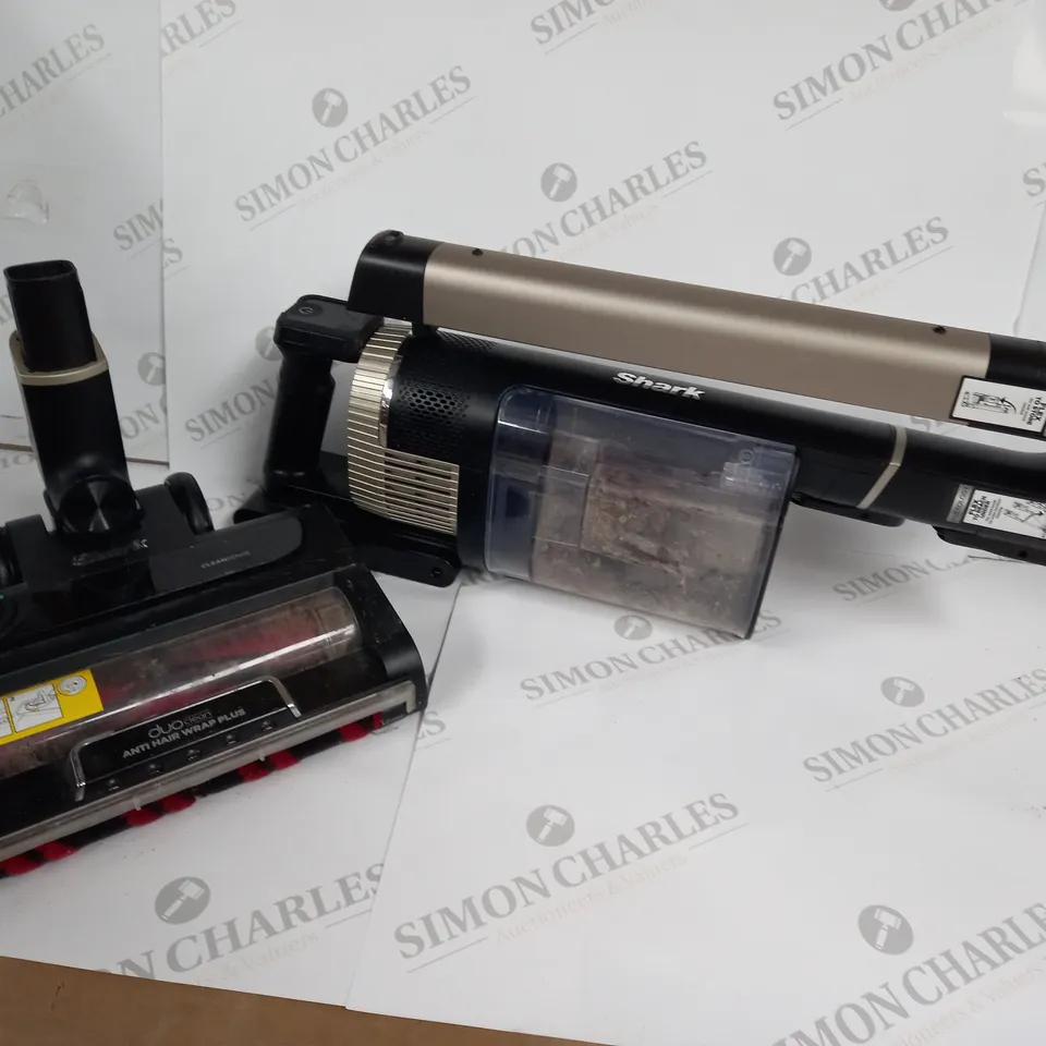 BOXED SHARK STRATOS CORDLESS VACUUM W/ ANTI HAIR WRAP & CLEAN SENSE IQ IZ400UKT