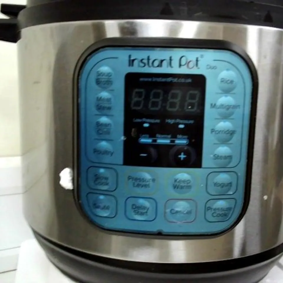 INSTANT POT DUO 7 IN 1 PRESSURE COOKER