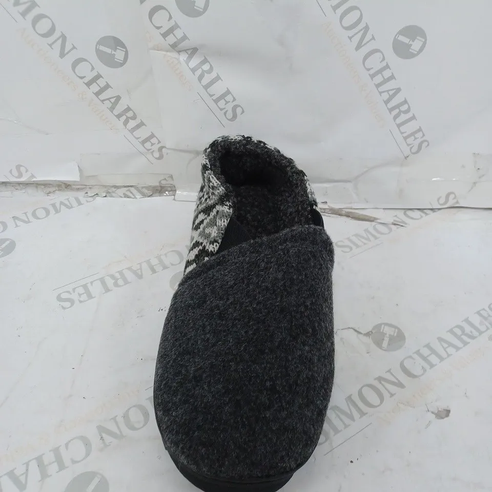 PAIR OF MENS KNITETD SLIPPERS SIZE 7-8