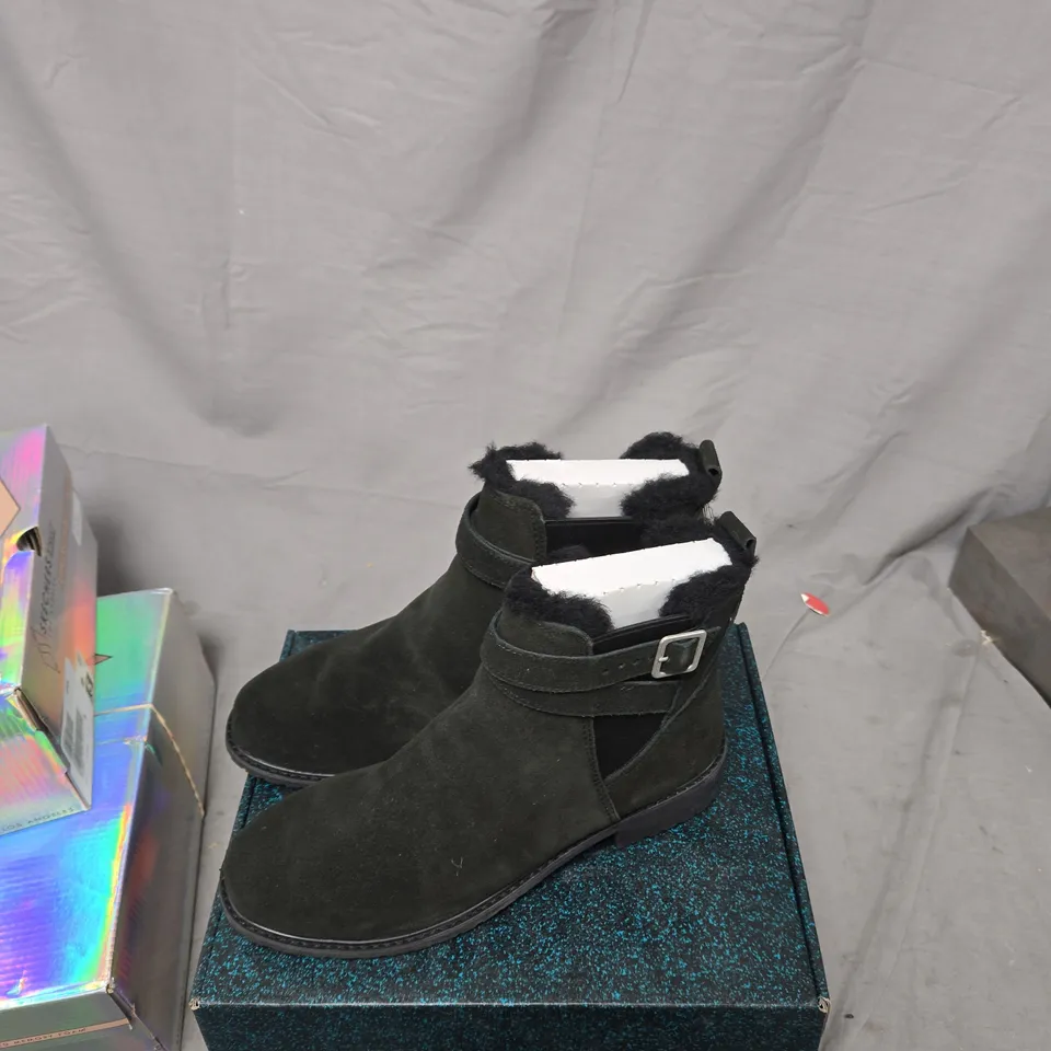 EMU AUSTRALIA WOMEN'S BLACK SUEDE ANKLE BOOTS WITH FAUX FUR LINING AND BUCKLE STRAP UK 9