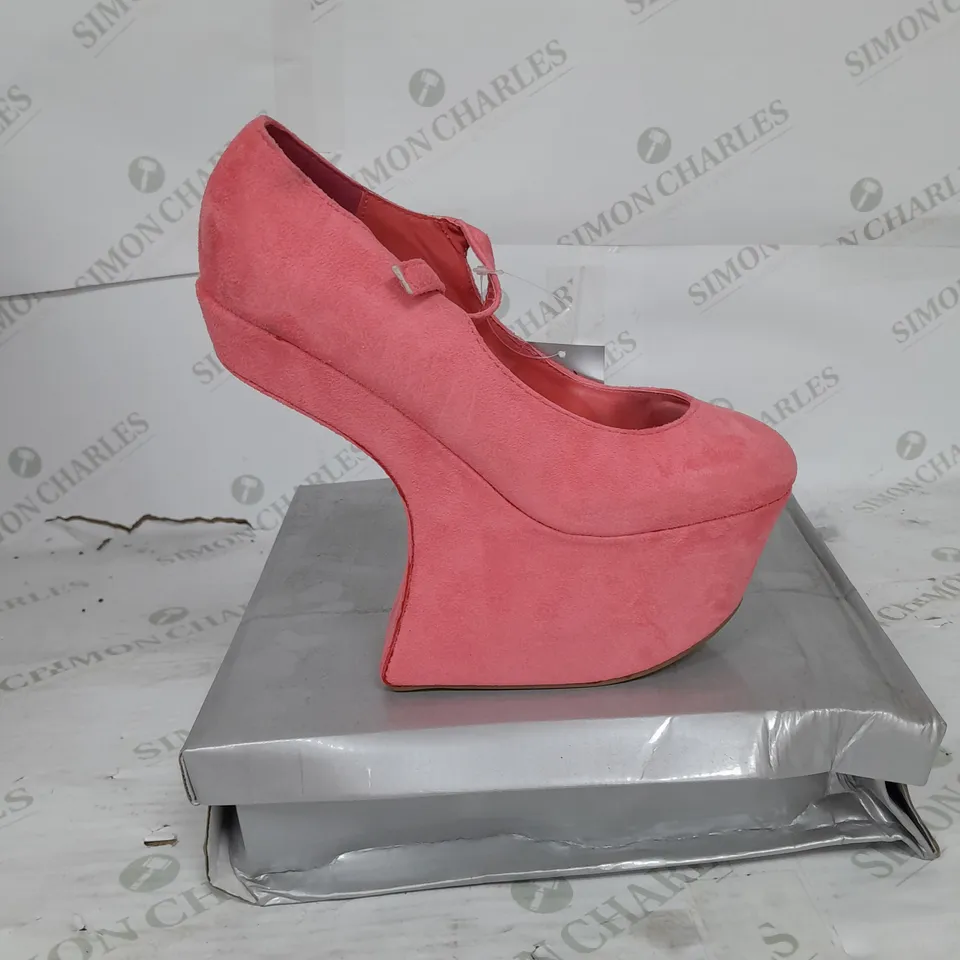 BOXED PAIR OF CASANDRA PLATFORM STRAP SHOE IN PINK SUED SIZE 5