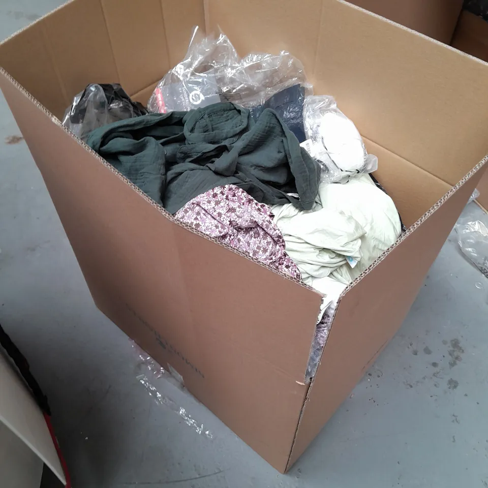 BOX TO CONTAIN A LARGE QUANTITY OF MEN'S AND WOMEN'S CLOTHING TO INCLUDE; SHORTS, SHIRTS, DRESSES, TOPS ETC 