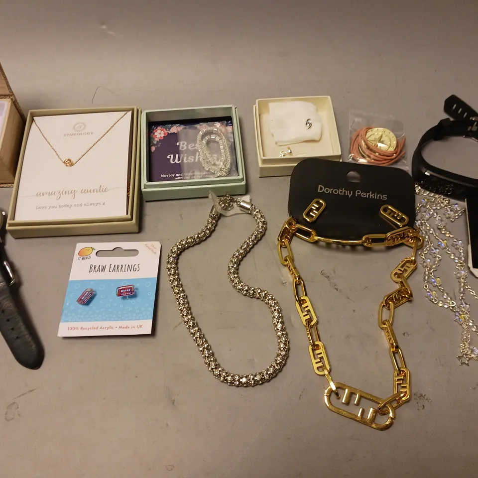 APPROXIMATELY 40 ASSORTED JEWELLERY PRODUCTS TO INCLUDE WATCHES, RINGS, NECKLACES ETC 