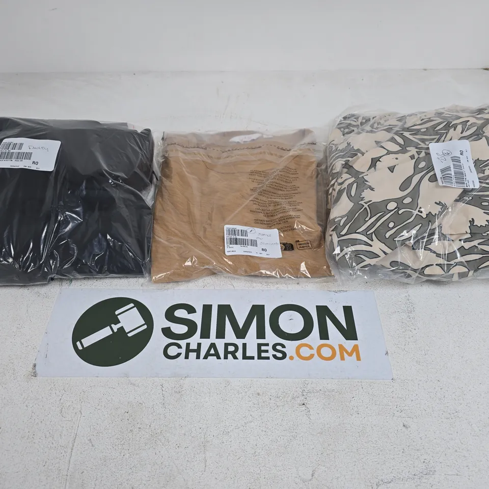 APPROXIMATELY 20 ASSORTED CLOTHING ITEMS IN VARIOUS STYLES, SIZES & COLOURS