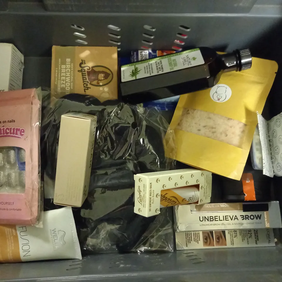 BOX OF APPROXIMATELY 20 COSMETIC ITEMS TO INCLUDE - RADOX SHOWER GEL - CERAVE BLEMISH CONTROL CLEANSER - KIDS BATH MITT - ETC 