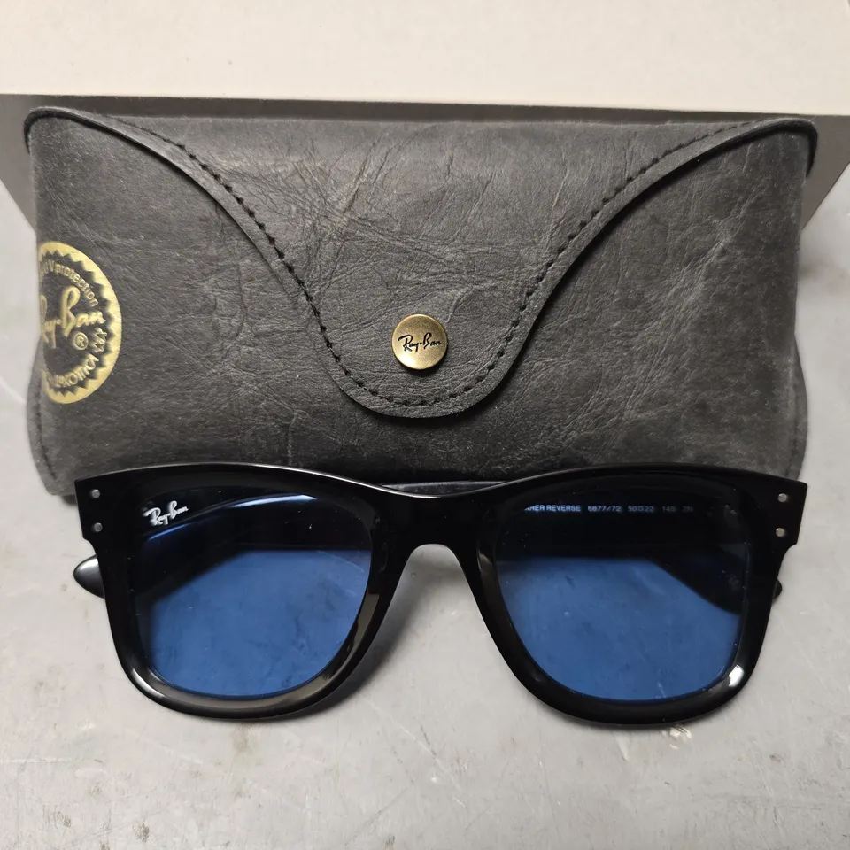 BOXED RAY BAN WAYFARER REVERSE IN BLACK & BLUE LIGHT 
