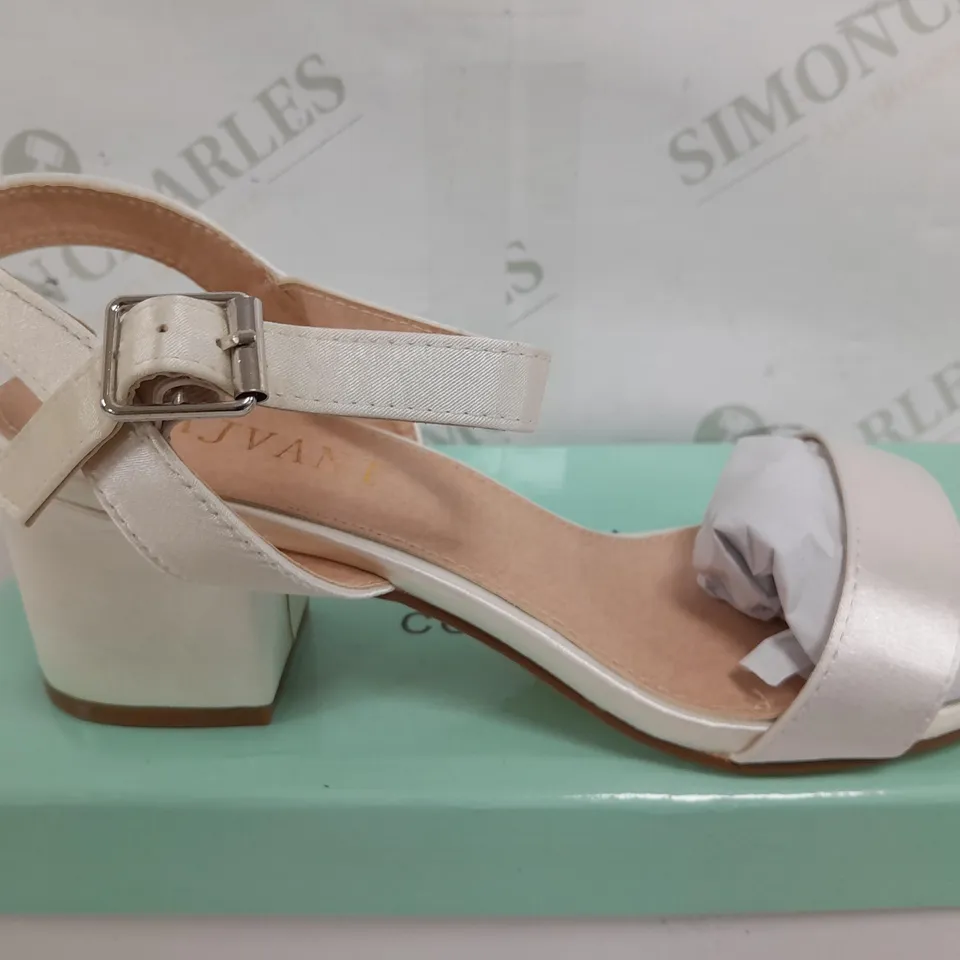BOXED PAIR OF AJVANI COLLECTION HALLIE3 IVORY SATIN HEELS - UK 6