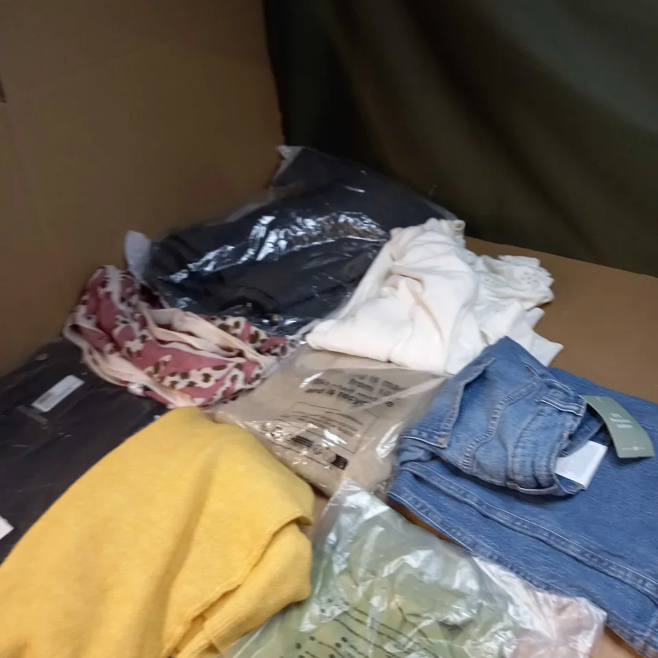 LOT OF APPROX 20 ASSORTED CLOTHING ITEMS TO INCLUDE JUMPERS, SOCKS AND T-SHIRTS