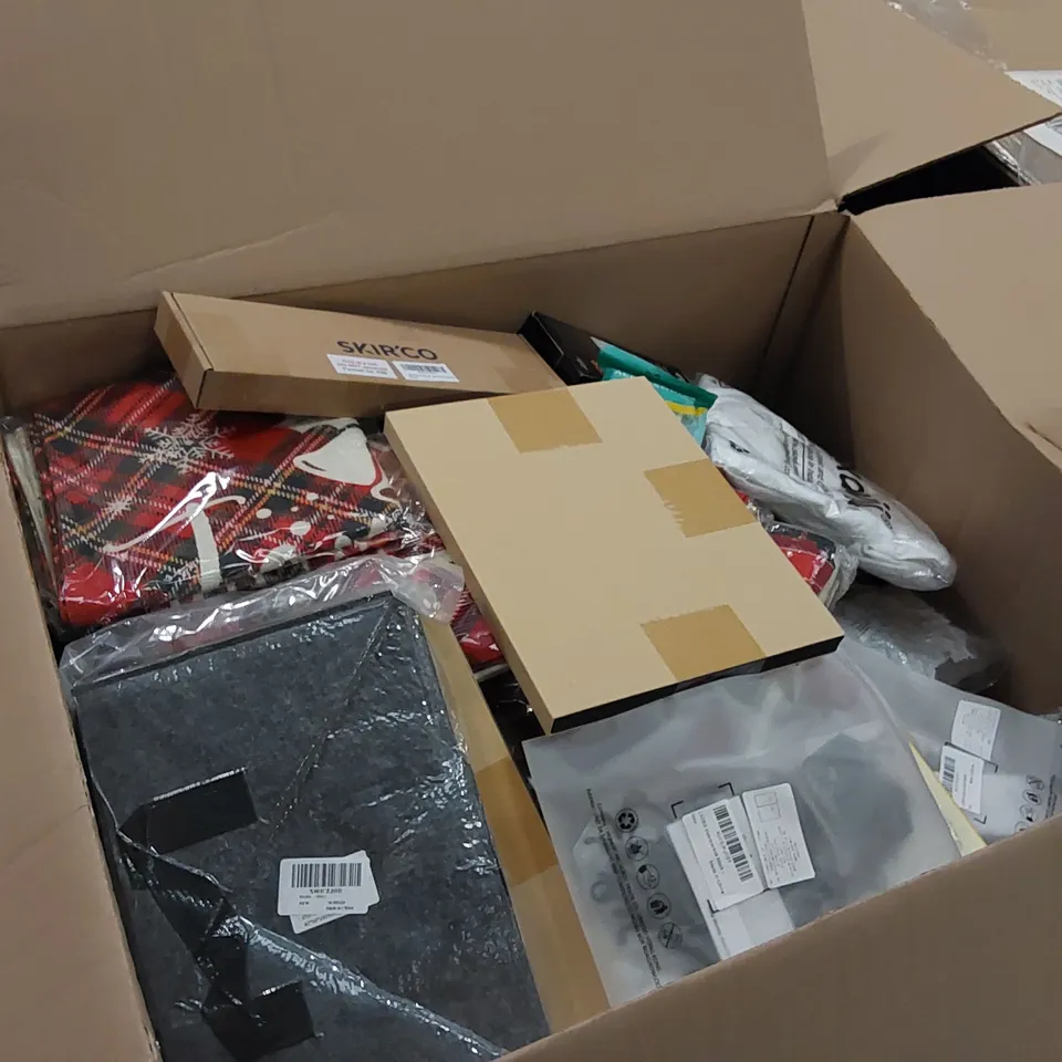 PALLET OF ASSORTED ITEMS INCLUDING: USB FOOTWARMER, EYE & EAR PROTECTORS, AUDIO CABLE, FLEECE BLANKET, CHRISTMAS CUSHION COVERS, INDIAN CLOTHING, CARDS, PHONE CASES