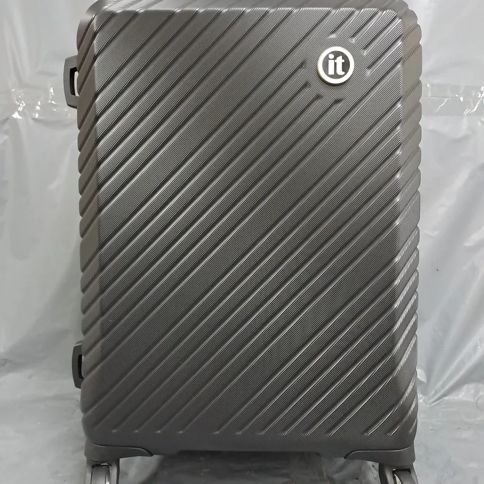 IT LUGGAGE RECLINE BLACK CABIN SUITCASE