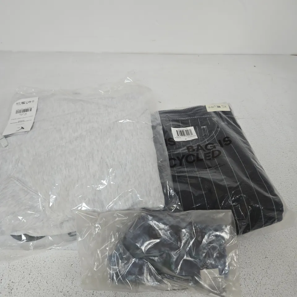APPROXIMATELY 15 ASSORTED CLOTHING ITEMS IN VARIOUS SIZES, COLOURS & STYLES