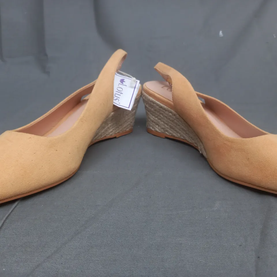 BOXED PAIR OF JACOBSON LOTUS PEEP TOE WEDGES IN YELLOW SIZE 9