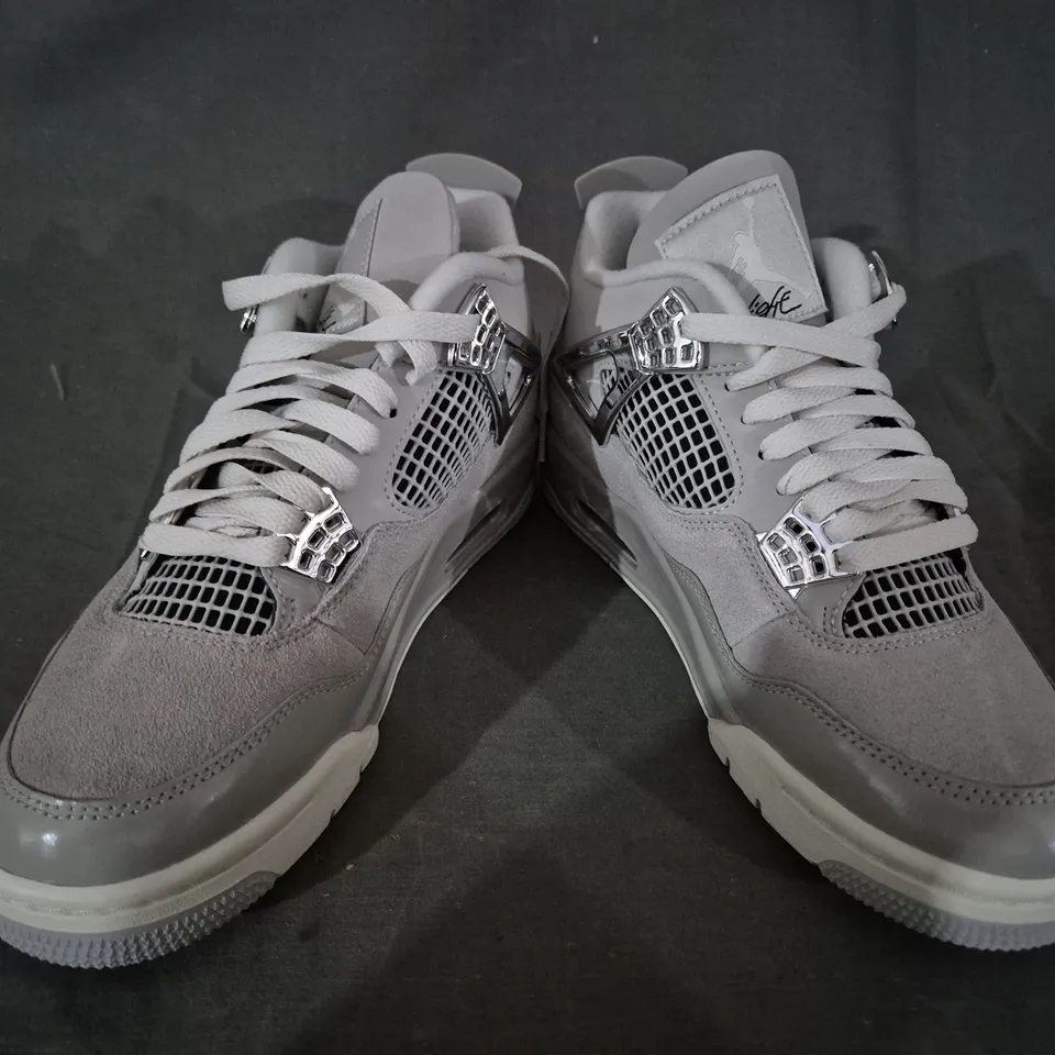 BOXED PAIR OF NIKE WOMEN'S AIR JORDAN 4 RETRO SHOES IN GREY/METALLIC SILVER UK SIZE 4.5