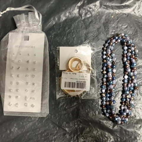 APPROXIMATELY 15 ASSORTED JEWELLERY ITEMS IN VARIOUS STYLES