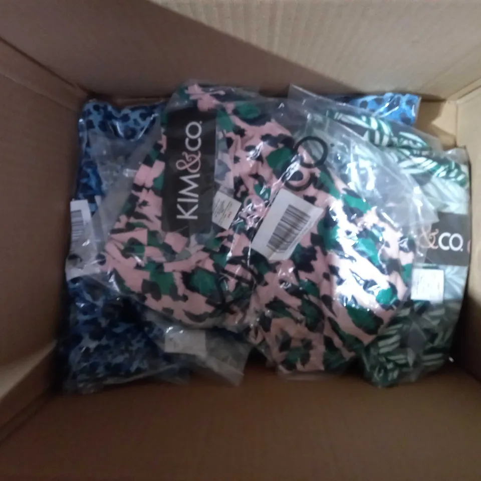 APPROXIMATELY 10 CLOTHING ITEMS INCLUDING: SKIRTS AND T-SHIRTS (ALL IN DIFFERENT SIZES)