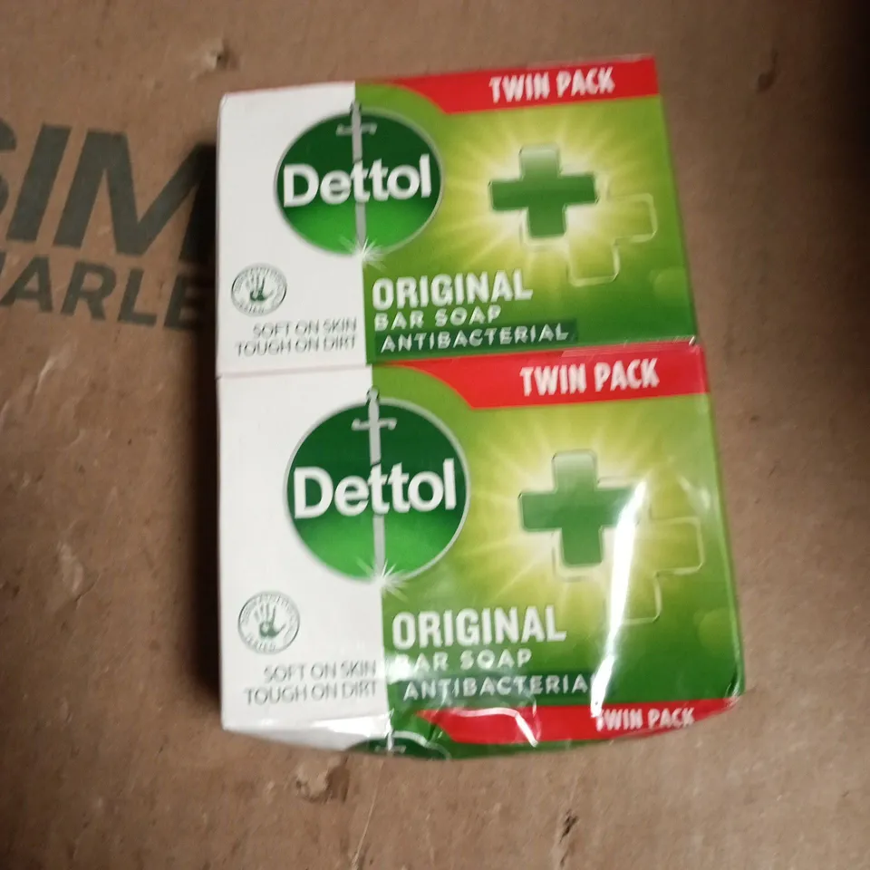 APPROXIMATELY 20 ASSORTED COSMETIC ITEMS INCLUDING KOJIE SAN SOAP , ORIENTAL BALM AND DETTOL BAR SOAP 