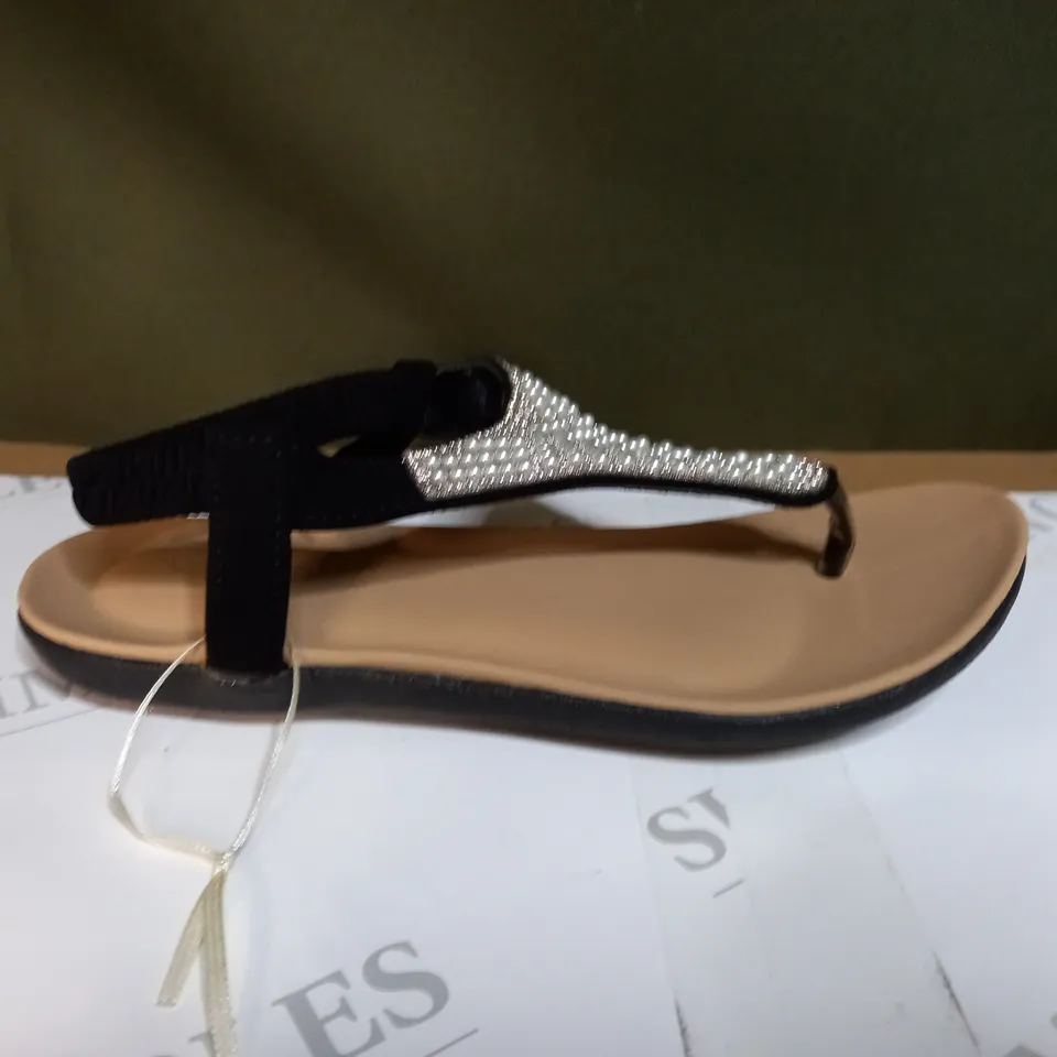 KASARA FAUX PEARL DETAIL THONG SANDAL - SIZE 5