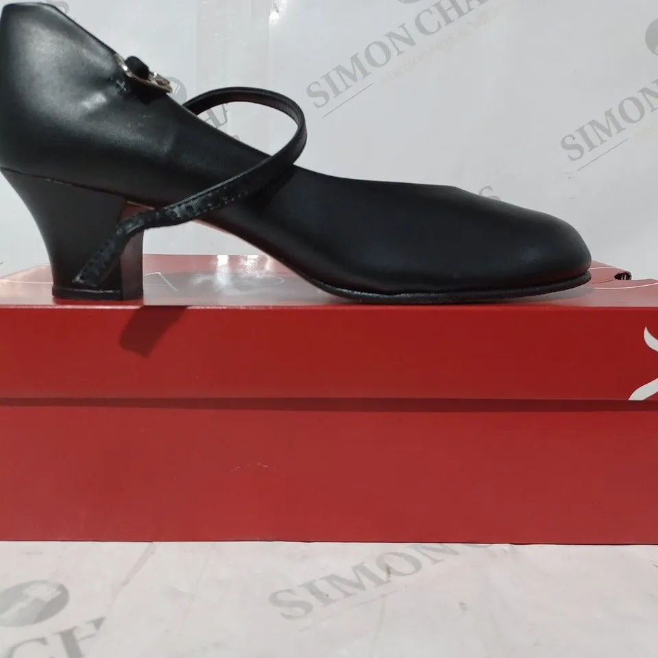 BOXED PAIR OF CAPEZIO LOW HEEL SHOES IN BLACK SIZE UNSPECIFIED