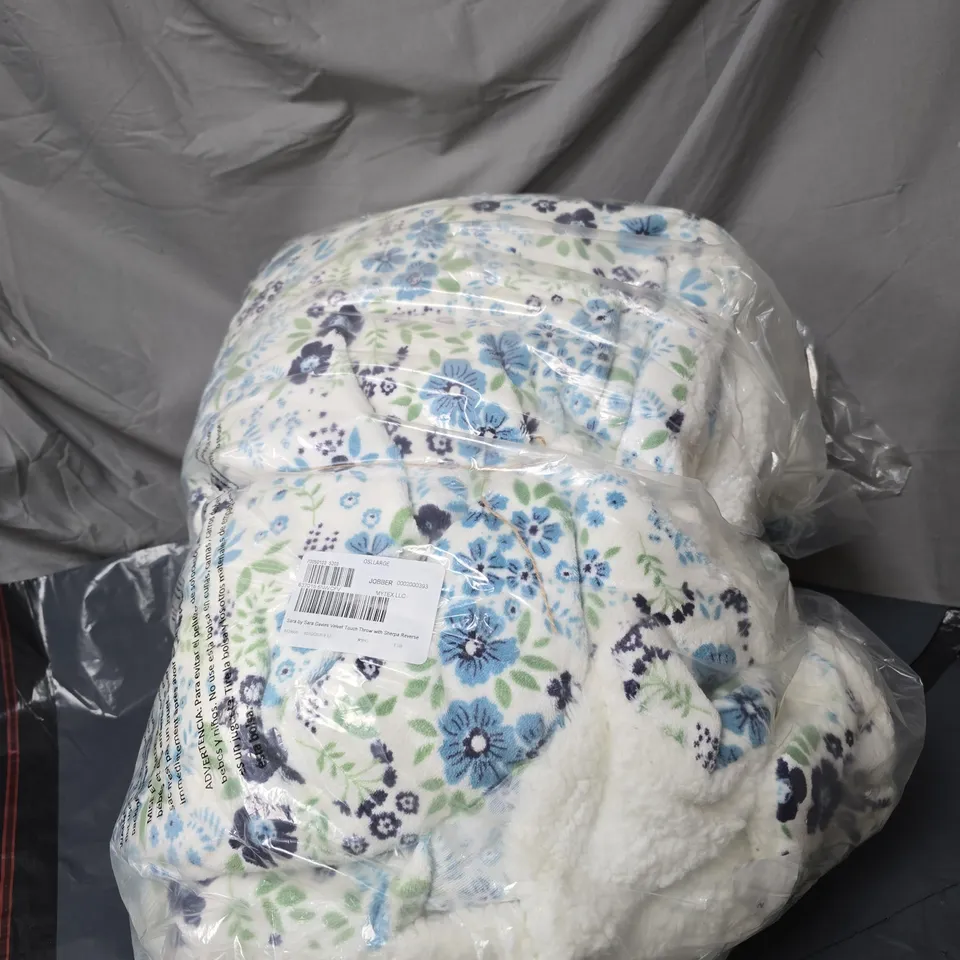 SARA DAVIES VELVET TOUCH THROW WITH SHERPA REVERSE. UNBOXED