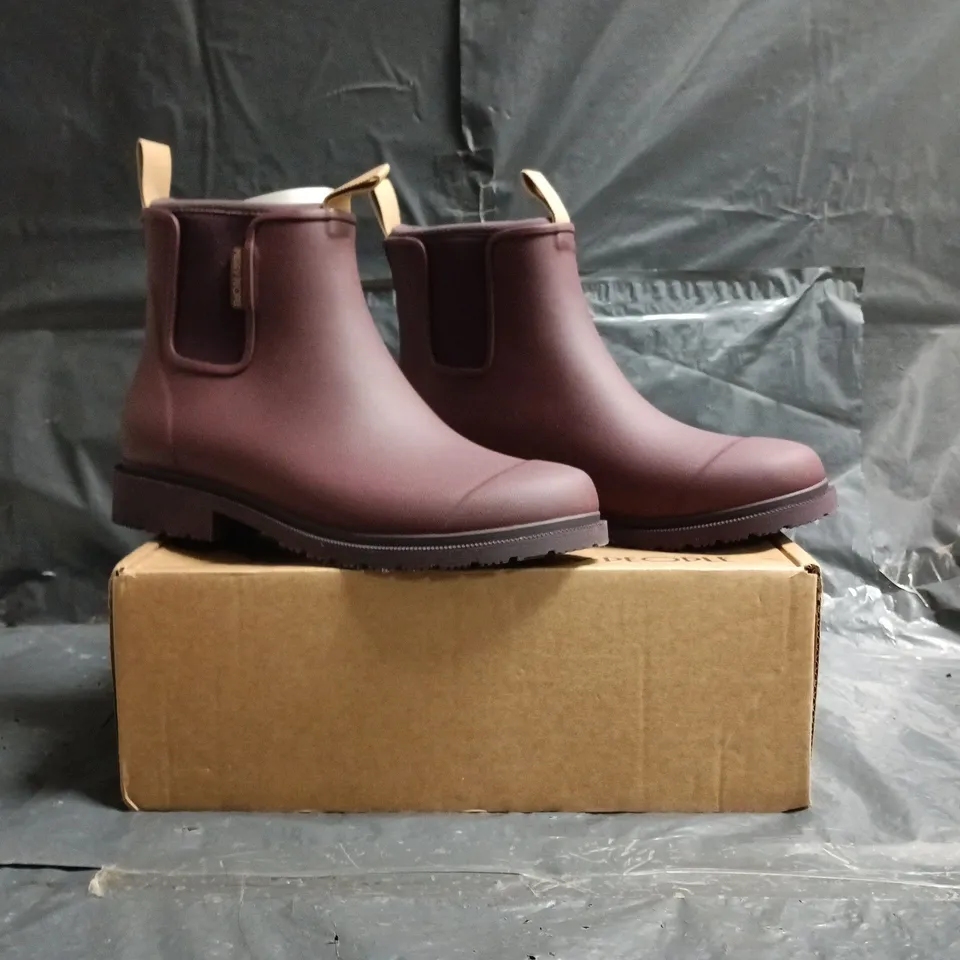BOXED PAIR OF MERRY PEOPLE BOBBI BOOTS IN DARK CHERRY SIZE EU 42