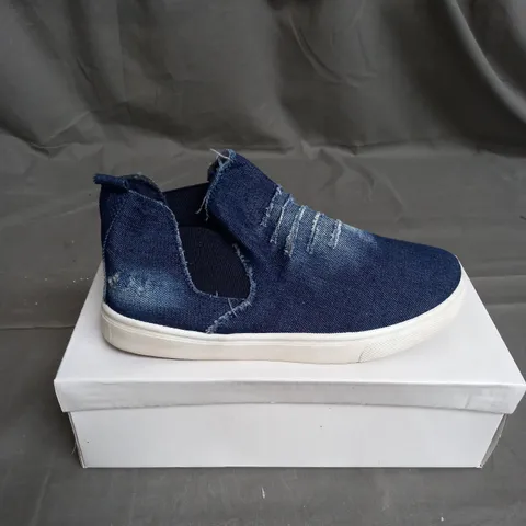 BOX OF 12 PAIRS OF WS SHOES SLIP ON SHOE IN BLUE DENIM - VARIOUS SIZES