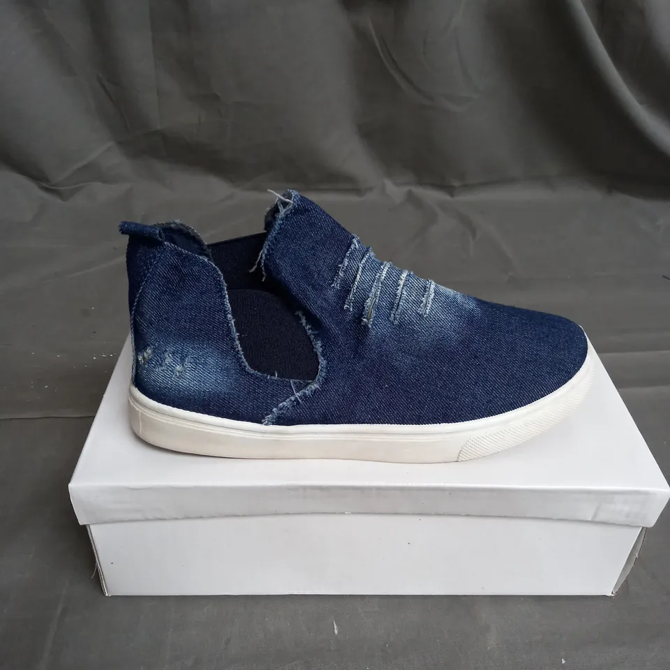 BOX OF 12 PAIRS OF WS SHOES SLIP ON SHOE IN BLUE DENIM - VARIOUS SIZES