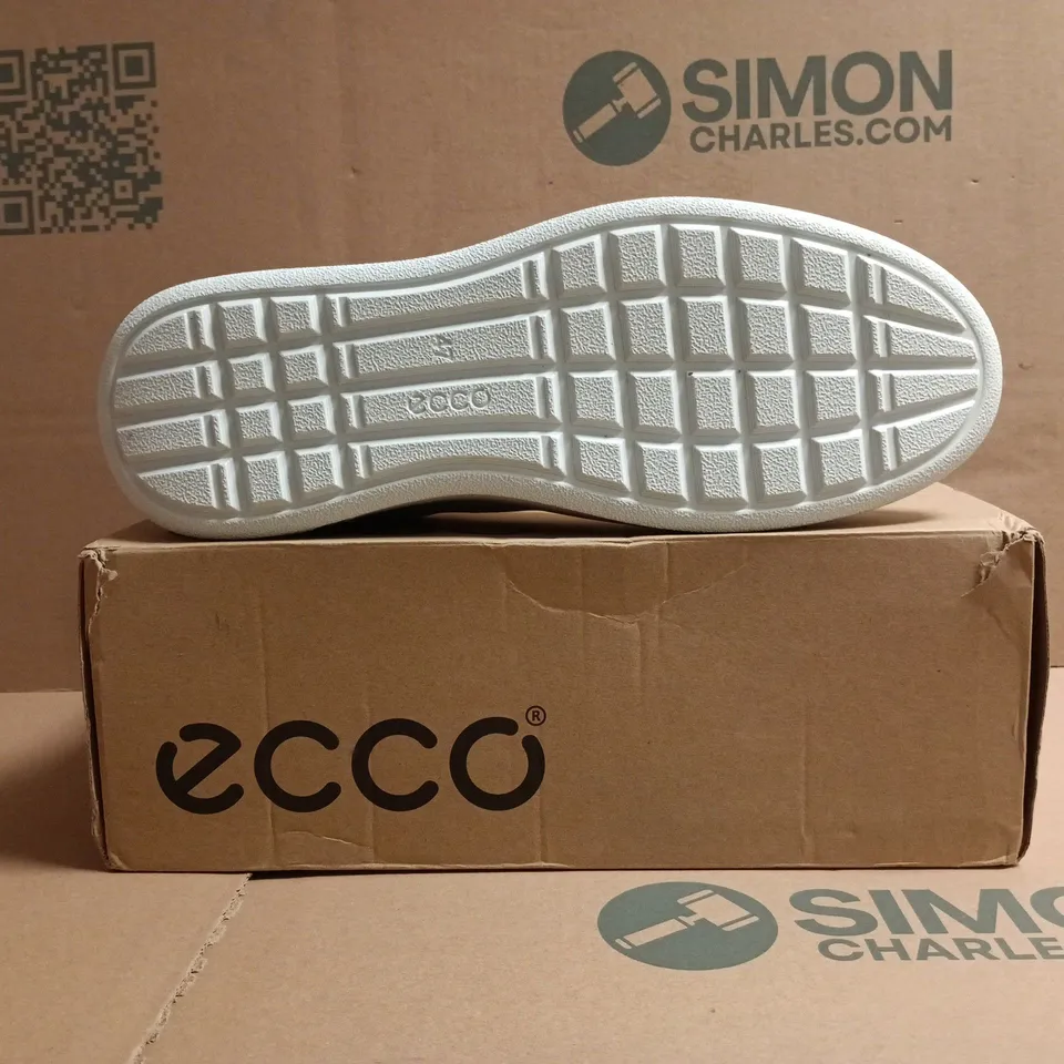 BOXED PAIR OF ECCO MOVE ANATOMICAL FIT SHOES IN WHITE/BLACK SIZE UK 12-12.5
