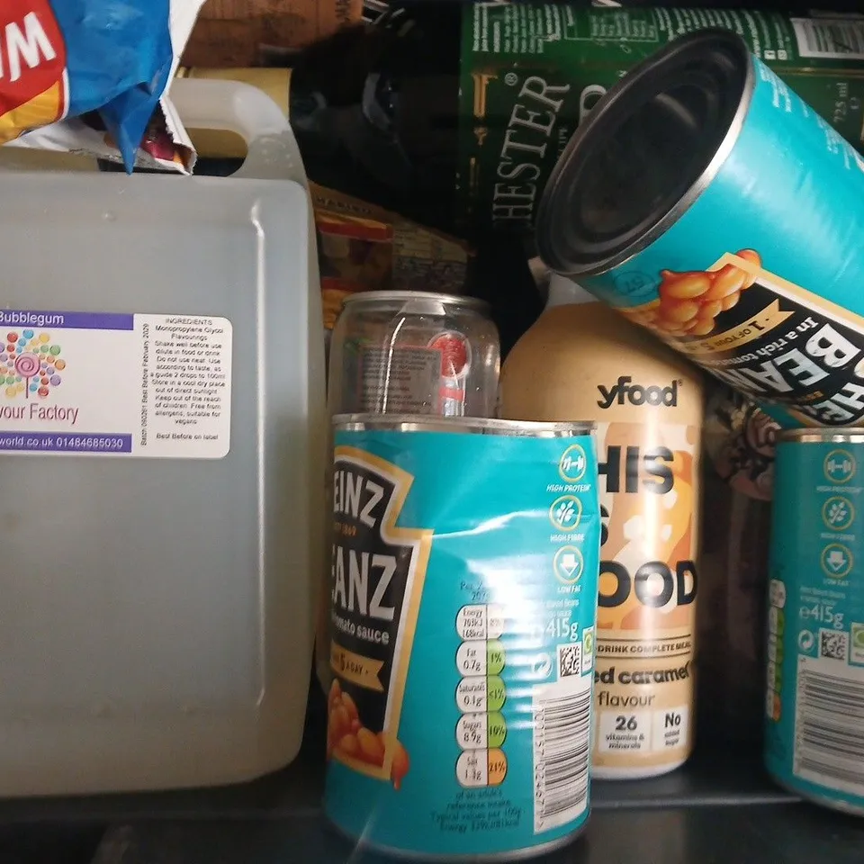 APPROXIMATELY 10 ASSORTED FOOD AND DRINK ITEMS TO INCLUDE HEINZ BEANZ, WALKERS CRISPS, ETC