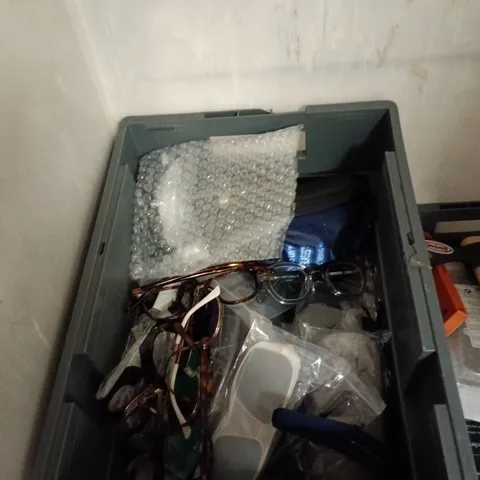 APPROXIAMTELY 20 ASSORTED SUNGLASSES/SPECTACLES IN VARIOUS DESIGNS