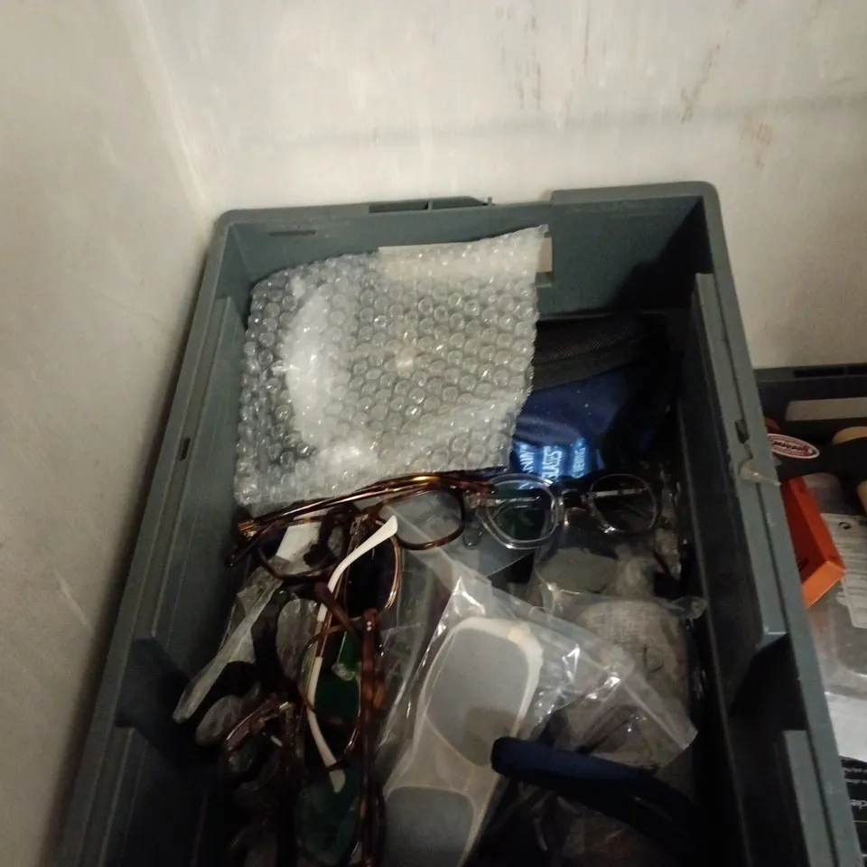 APPROXIAMTELY 20 ASSORTED SUNGLASSES/SPECTACLES IN VARIOUS DESIGNS