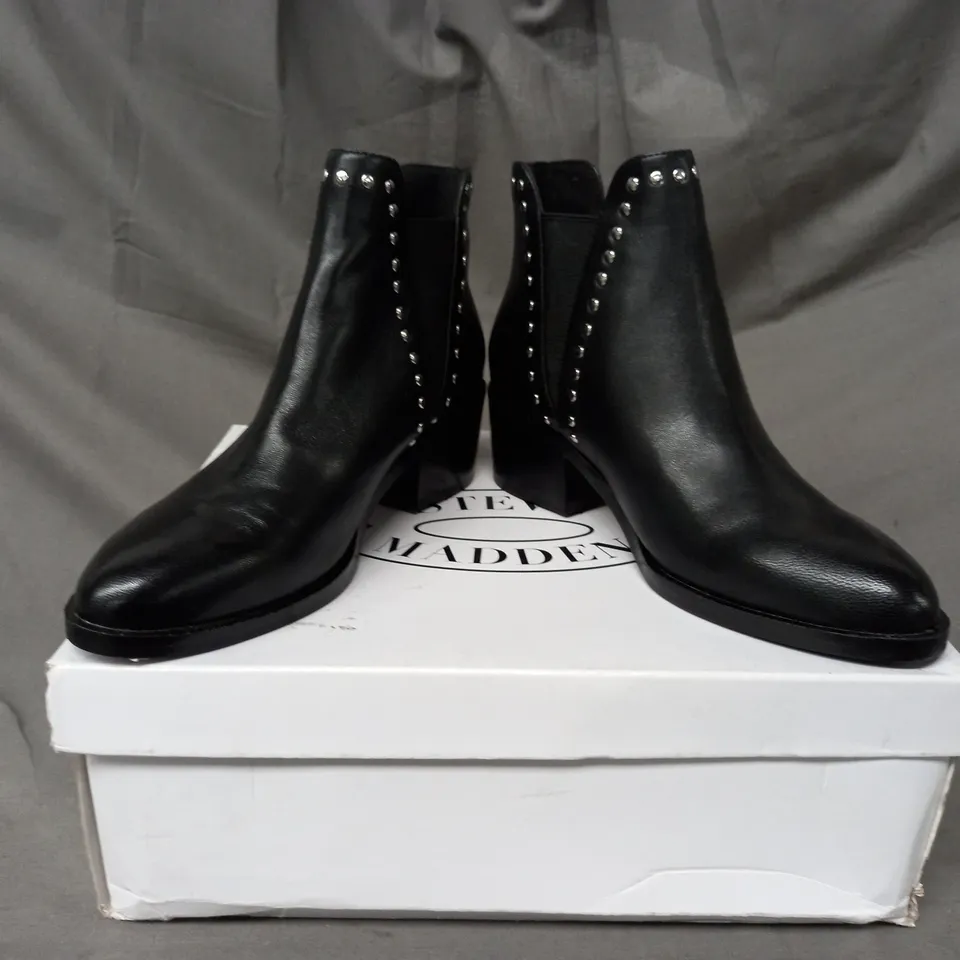 BOXED PAIR OF STEVE MADDEN CADE LEATHER ANKLE BOOTS IN BLACK EU SIZE 36