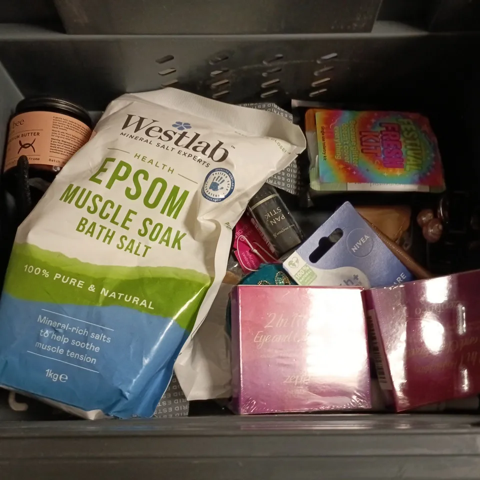 LOT OF APPROXIMATELY 15 ASSORTED HEALTH AND BEAUTY ITEMS TO INCLUDE BULLDOG, PLOUISE AND BIODANCE