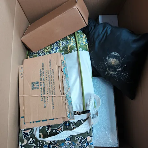 LOT OF ASSORTED HOUSEHOLD GOODS TO INCLUDE WALLPAPER, PILLOW AND BACK SCRUBBER