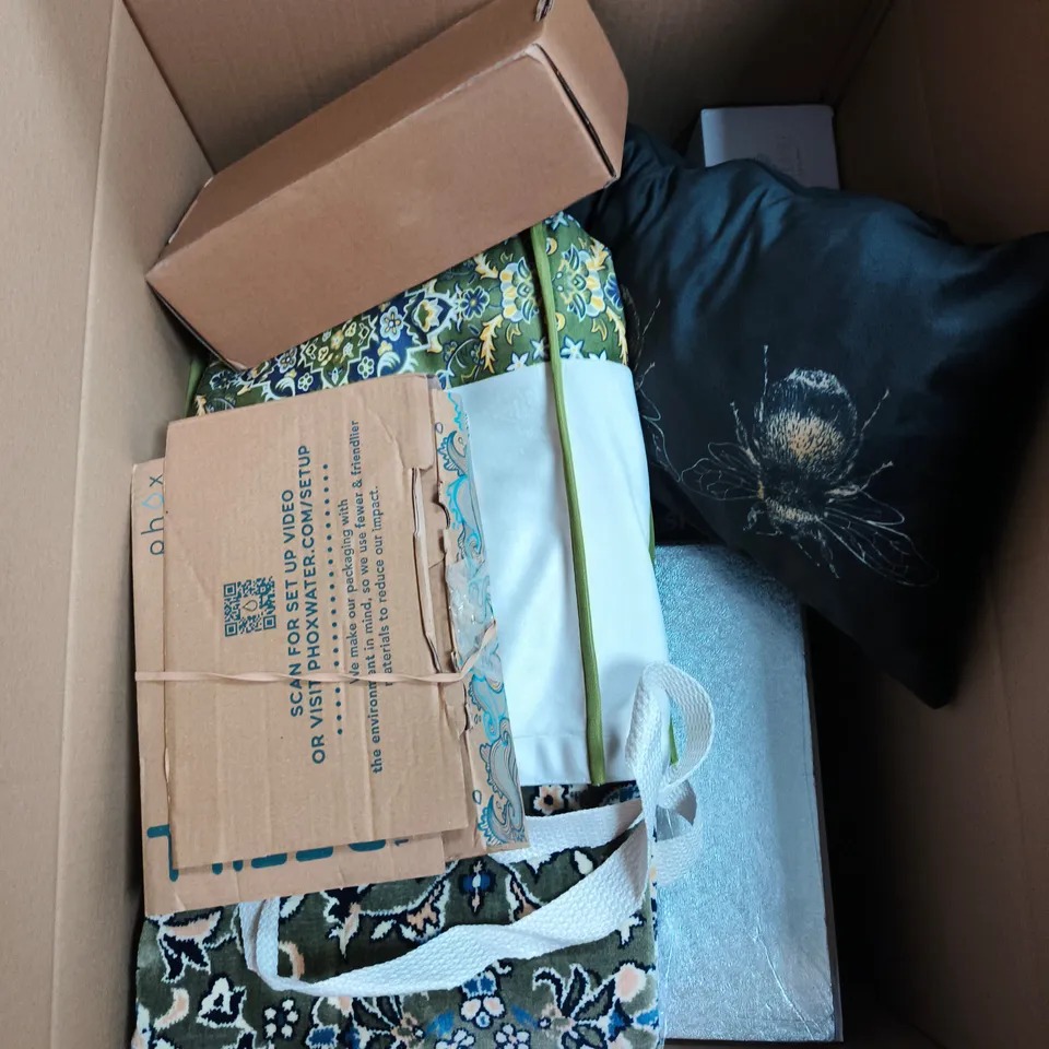 LOT OF ASSORTED HOUSEHOLD GOODS TO INCLUDE WALLPAPER, PILLOW AND BACK SCRUBBER