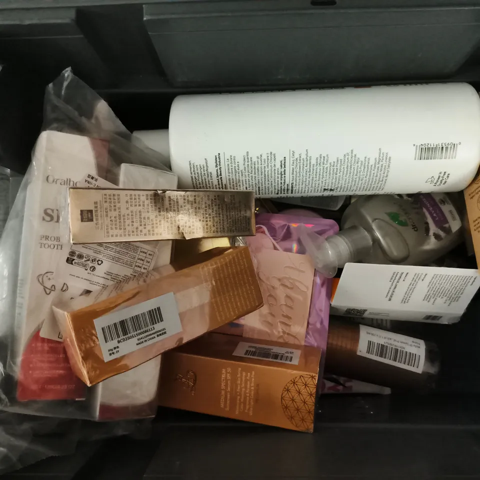 APPROXIMATELY 20 HEALTH AND BEAUTY PRODUCTS TO INCLUDE WET BRUSH, BABY CONDITIONING SHAMPOO AND ELEMIS PRO COLLAGEN MARINE CREAM