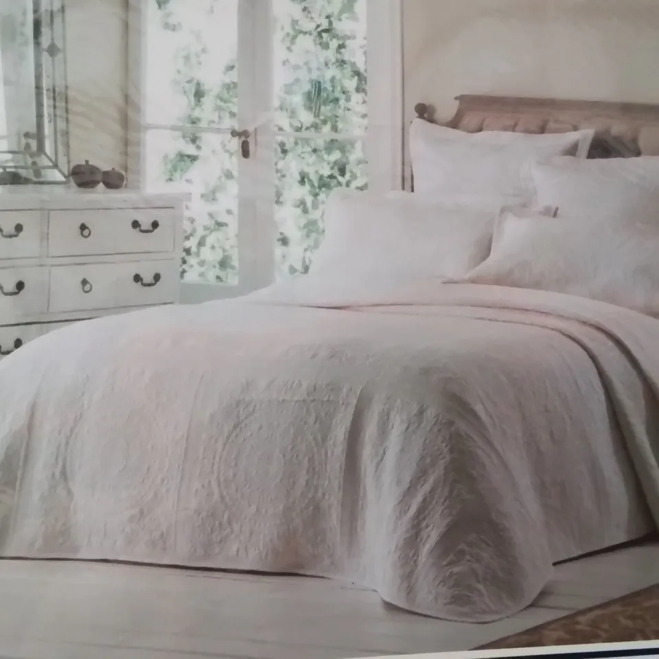 BRAND NEW BRIGHTON HILL LUXURY QUILTED KINGSIZE BEDSPREAD & PILLOWSHAM 