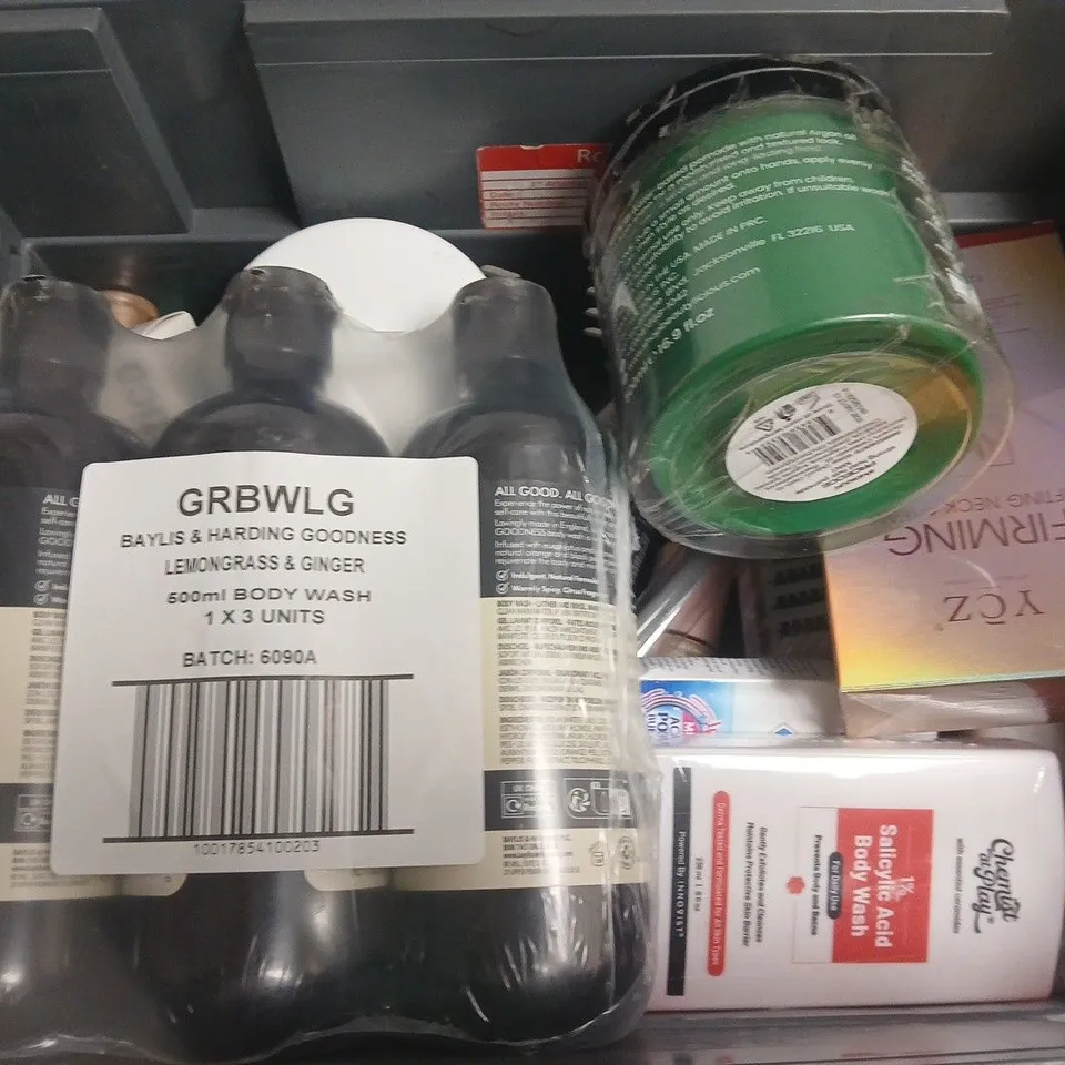 APPROXIMATELY 15 ASSORTED HEALTH & BEAUTY PRODUCTS TO INCLUDE BAYLIS & HARDING BODY WASH, LP-CAINE CREAM, SANCTUARY SPA BODY LOTION, ETC - COLLECTION ONLY