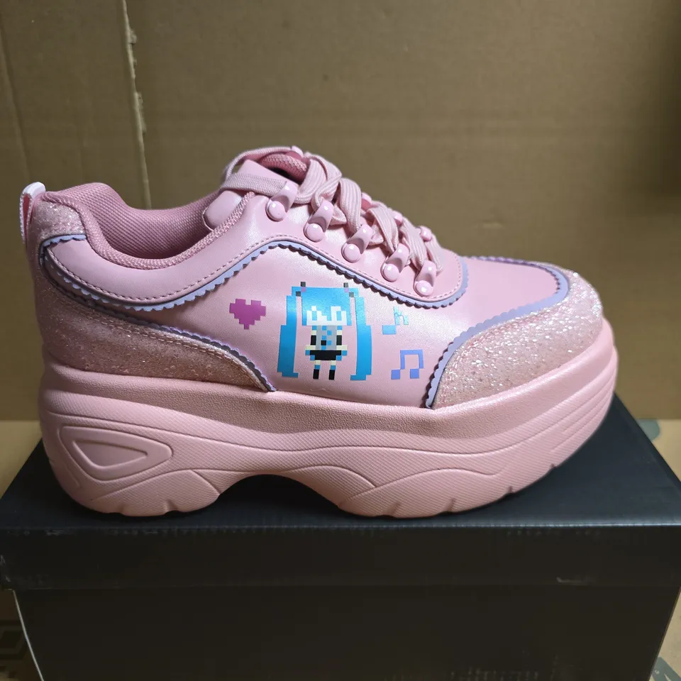 BOXED PAIR OF KOI VIRTUAL DIVA MIKU CHUNKY TRAINERS - PINK, UK5