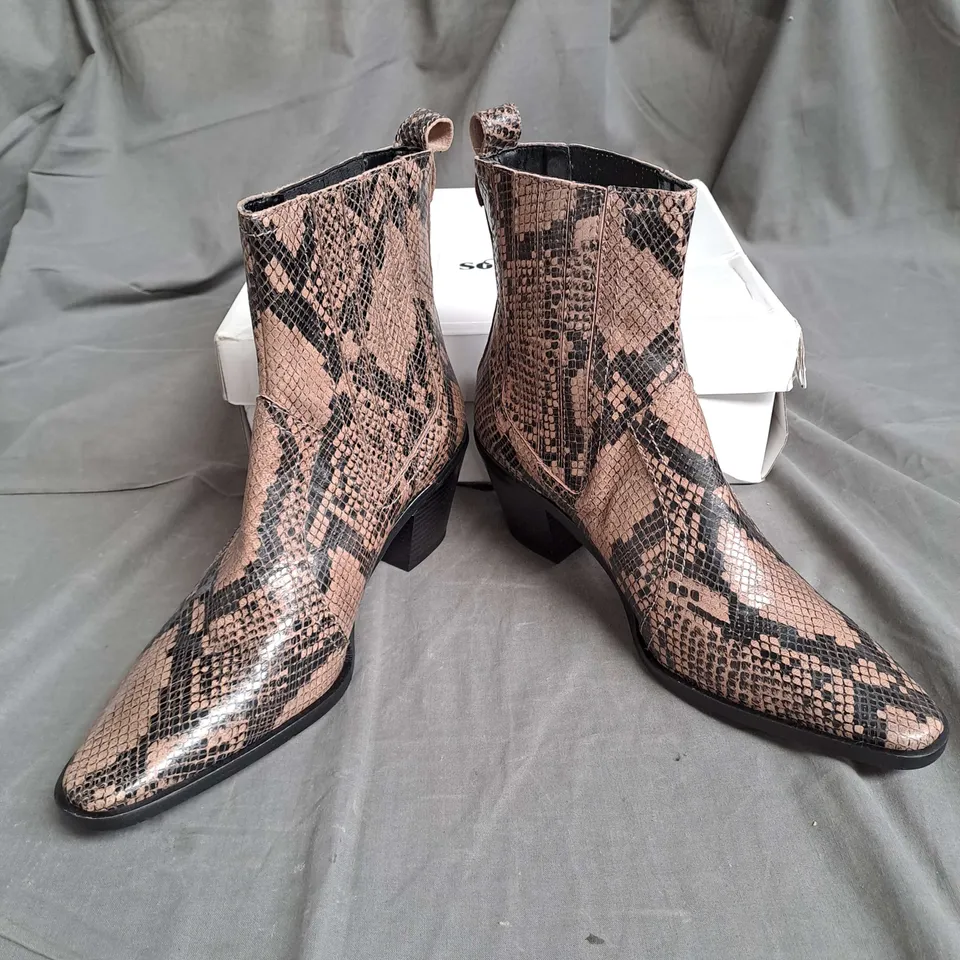 BOXED PAIR OF FARES ANKLE BOOTS IN SNAKE TAUPE SIZE 6.5