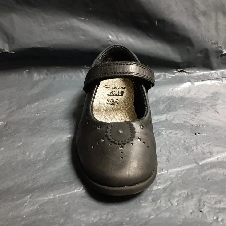 BOXED PAIR OF CLARKS KIDS SHOES IN BLACK SIZE 11.5