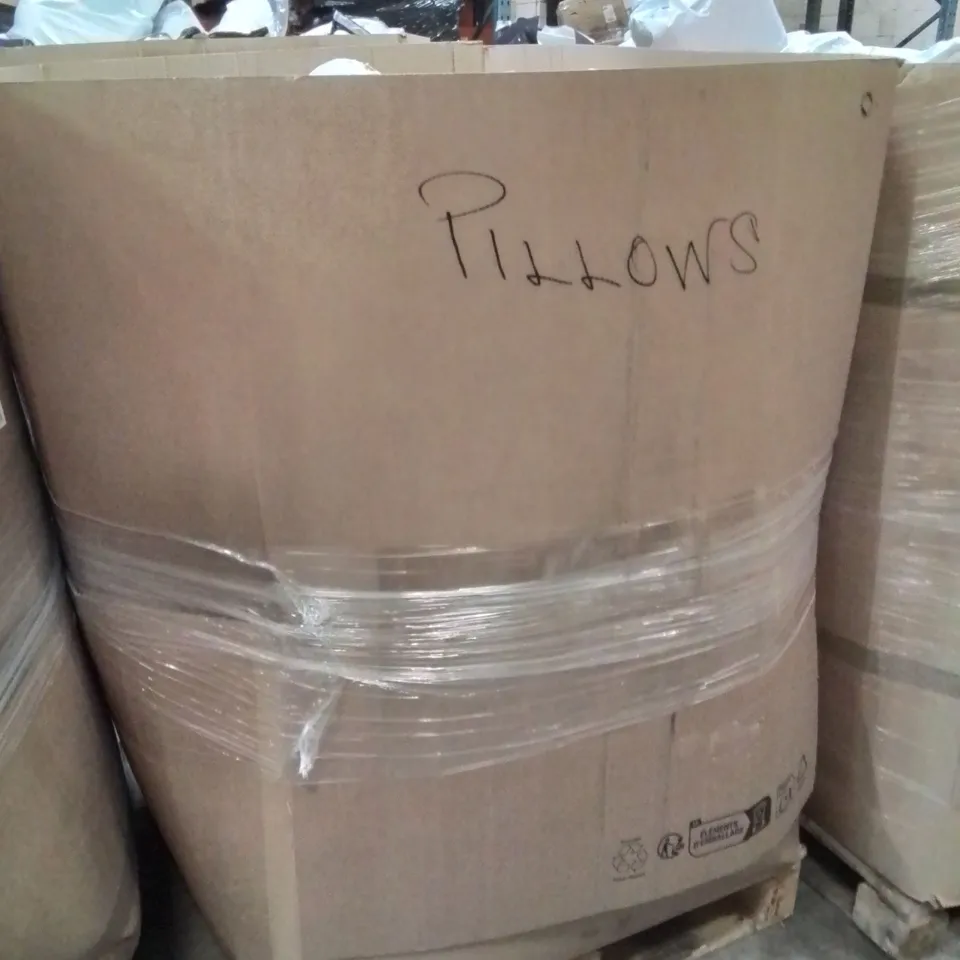 PALLET CONTAINING A LARGE QUANTITY OF PILLOWS 