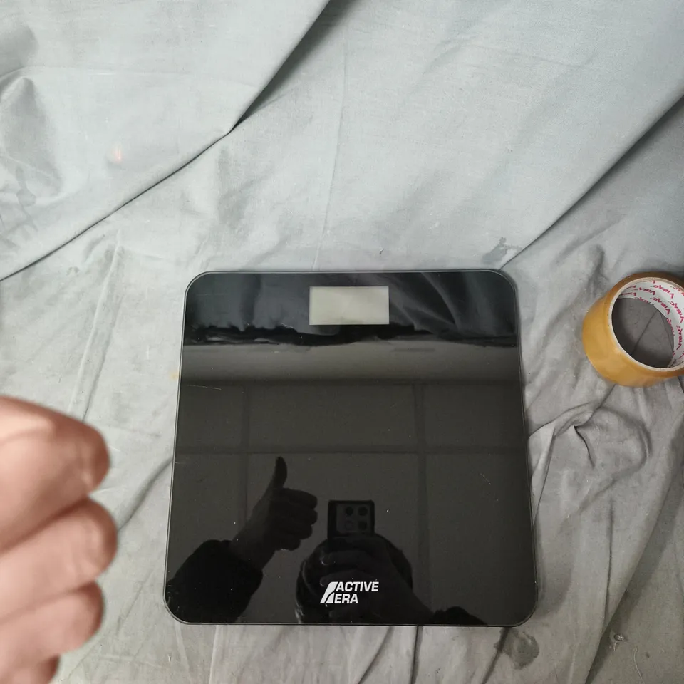 BOX OF APPROXIMATELY 20 ASSORTED ITEMS TO INCLUDE: BATHROOM SCALE AND WHITE FLUFFY HANDBAG