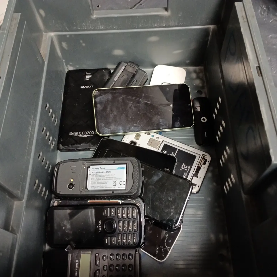 BOX OF APPROXIMATELY 15 ASSORTED MOBILE PHONE ITEMS TO INCLUDE APPLE, NOKIA, SAMSUNG ETC