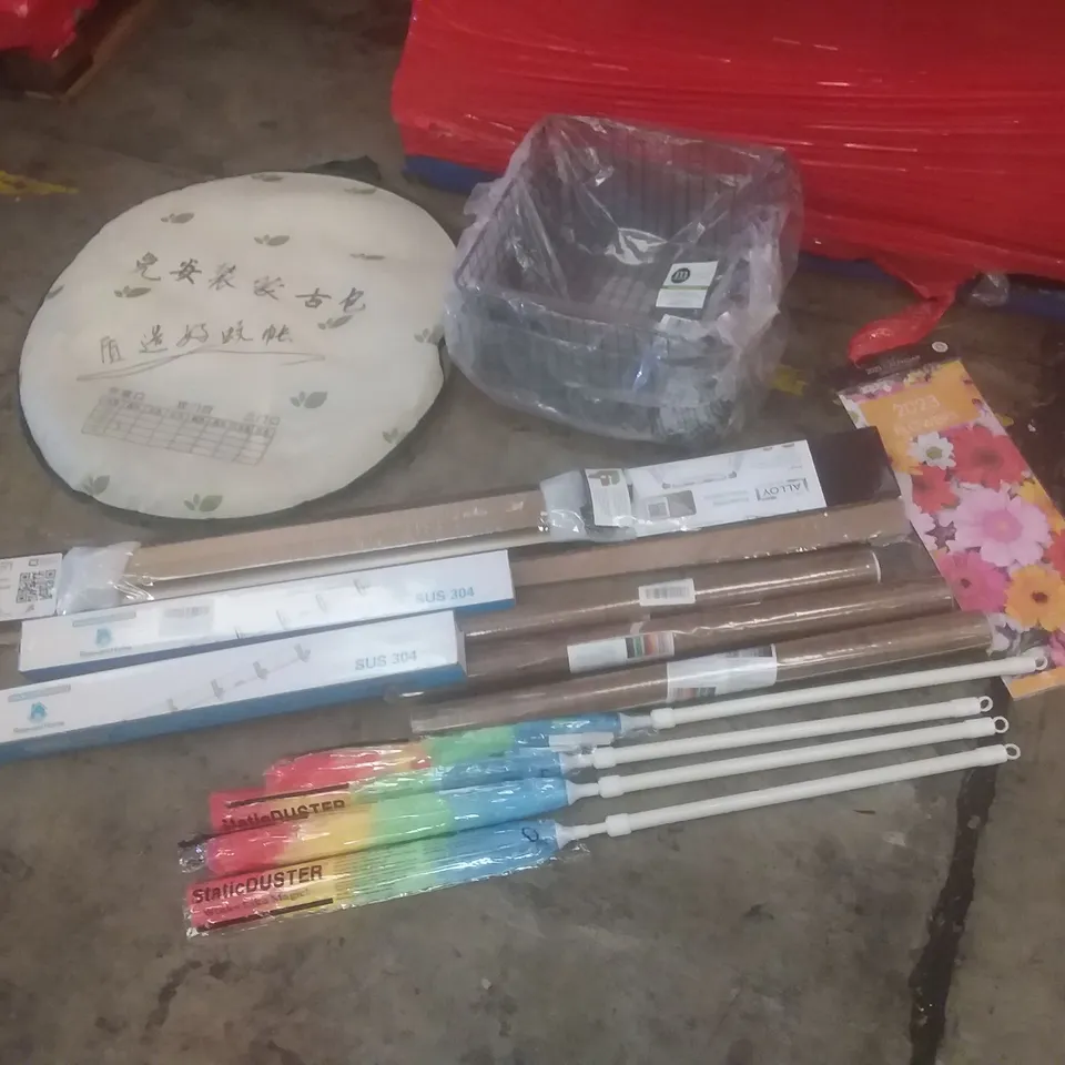 PALLET OF ASSORTED ITEMS TO INCLUDE: METAL WIRE TUBE, ALLOY BEZEL, MOSQUITO NET, DUSTERS, CALENDARS ETC 